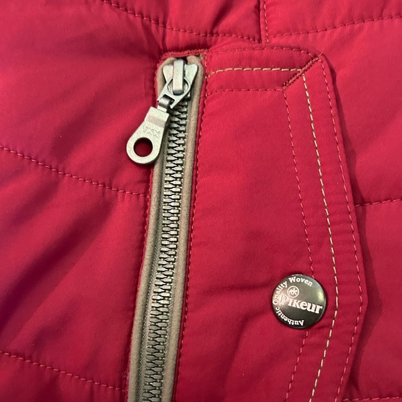 Women's Plum Puffer Vest with Faux Fur Trim - Picture 5 of 9